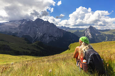 Mädchen schaut in Richtung Marmolada vom Viel del Pan Weg, Pordoi Pass, Fassatal, Trentino, Dolomiten, Italien, Europa - RHPLF01707