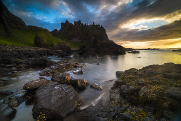 Dunluce Castle, Grafschaft Antrim, Ulster, Nordirland, Vereinigtes Königreich, Europa - RHPLF01708