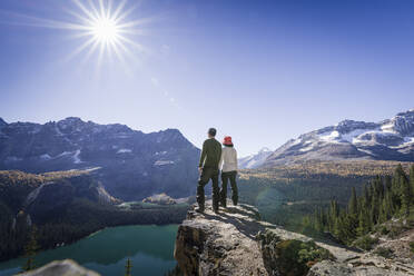 Wanderer mit Blick auf die alpinen Berge und den Lake O'Hara vom Alpine Circuit Trail, Yoho-Nationalpark, UNESCO-Welterbe, Kanadische Rockies, British Columbia, Kanada, Nordamerika - RHPLF01711