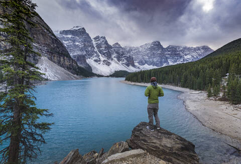 Tourist beim Betrachten der Landschaft des Moraine Lake, Banff National Park, UNESCO-Weltkulturerbe, Kanadische Rockies, Alberta, Kanada, Nordamerika - RHPLF01714