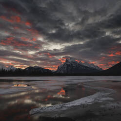 Morgenglühen in der Winterlandschaft der Vermilion Lakes, Banff National Park, UNESCO-Weltkulturerbe, Rocky Mountains, Alberta, Kanada, Nordamerika - RHPLF01718