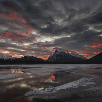 Morgenglühen in der Winterlandschaft der Vermilion Lakes, Banff National Park, UNESCO-Weltkulturerbe, Rocky Mountains, Alberta, Kanada, Nordamerika - RHPLF01718