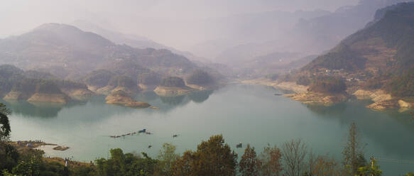 Panorama des Shiqiao-Sees im geologischen Park Wulong Karst, UNESCO-Weltkulturerbe, Bezirk Wulong, Chongqing, China, Asien - RHPLF01720