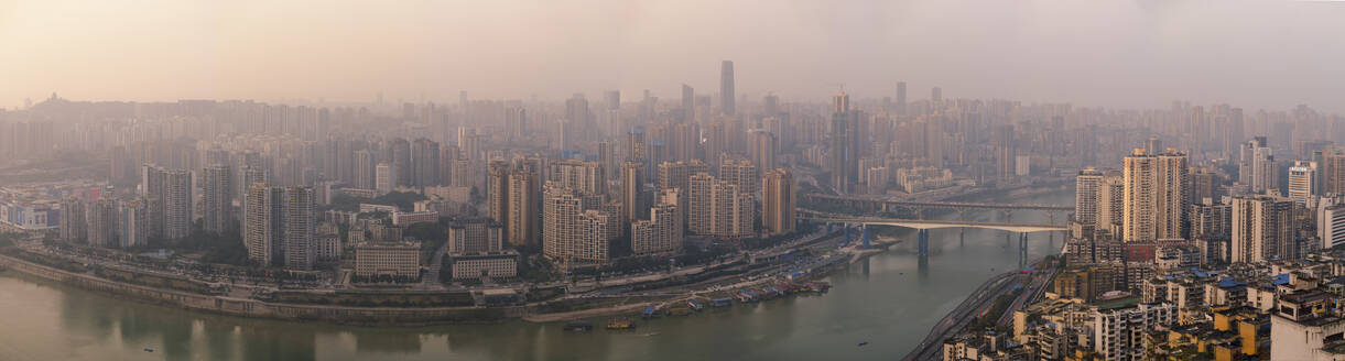 Chongqing Skyline Panorama, mit Jialing Fluss, Jiangbei CBD in der Ansicht, Chongqing, China, Asien - RHPLF01721