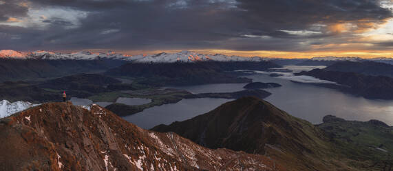 Morgendlicher Panoramablick auf die Bergketten einschließlich des Mount Aspiring vom Roys Peak, Wanaka, Otago, Südinsel, Neuseeland, Pazifik - RHPLF01723