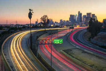 Blick auf die Skyline von Downtown und die Mission Road bei Nacht, Los Angeles, Kalifornien, Vereinigte Staaten von Amerika, Nordamerika - RHPLF01725