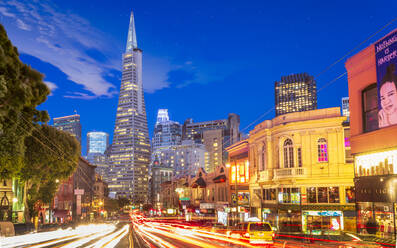 Blick auf die Transamerica Pyramid an der Columbus Avenue und die Lichter der Autospur, San Francisco, Kalifornien, Vereinigte Staaten von Amerika, Nordamerika - RHPLF01729