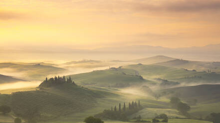 Podere Belvedere und Nebel bei Sonnenaufgang, San Quirico d'Orcia, Val d'Orcia, UNESCO-Weltkulturerbe, Toskana, Italien, Europa - RHPLF01731