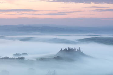 Podere Belvedere und Nebel bei Sonnenaufgang, San Quirico d'Orcia, Val d'Orcia, UNESCO-Weltkulturerbe, Toskana, Italien, Europa - RHPLF01732