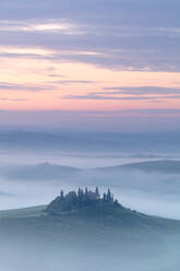 Podere Belvedere und Nebel bei Sonnenaufgang, San Quirico d'Orcia, Val d'Orcia, UNESCO-Weltkulturerbe, Toskana, Italien, Europa - RHPLF01733