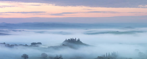 Podere Belvedere und Nebel bei Sonnenaufgang, San Quirico d'Orcia, Val d'Orcia, UNESCO-Weltkulturerbe, Toskana, Italien, Europa - RHPLF01734