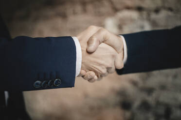 Close-up of two businessmen shaking hands - GUSF02402