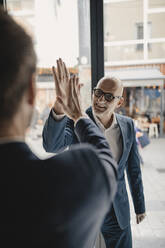 Senior und Mid-Adult Geschäftsmann High-Five - GUSF02406