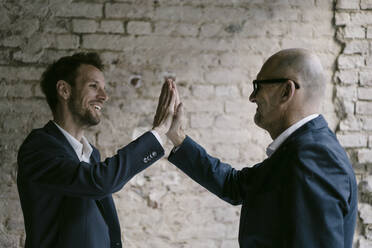 Senior und Mid-Adult Geschäftsmann High-Five - GUSF02438