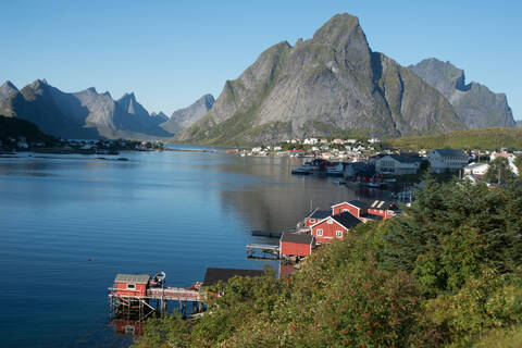 Blick über den Hafen von Reine, Lofoten Inseln, Nordland, Norwegen, Skandinavien, Europa, lizenzfreies Stockfoto