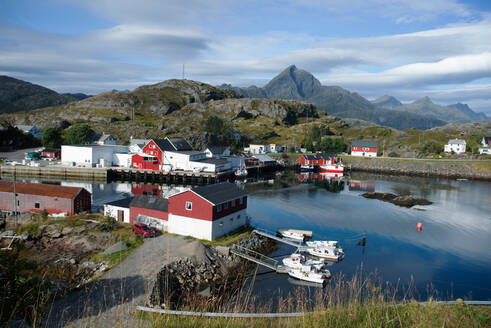 Blick auf den Hafen von Sund, Lofoten Inseln, Nordland, Norwegen, Skandinavien, Europa - RHPLF01745