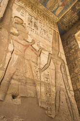 Säulen im Portikus des zweiten Hofes, Tempel des Ramses III. in Medinet Habu, Westjordanland, UNESCO-Weltkulturerbe, Luxor, Ägypten, Nordafrika, Afrika - RHPLF01778
