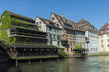 Fachwerkhäuser am Quai de la Petite France, Ill-Kanal, UNESCO-Welterbe, Straßburg, Elsass, Departement Bas-Rhin, Frankreich, Europa - RHPLF01785