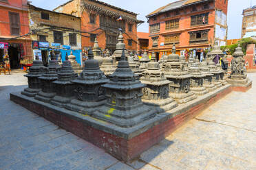 Innenhof mit Chorten, Swayambunath (Affentempel), UNESCO-Weltkulturerbe, Kathmandu, Nepal, Asien - RHPLF01789