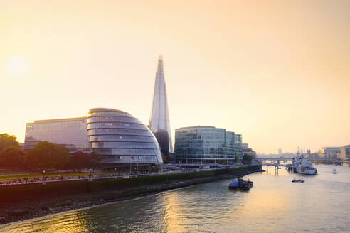 The Shard, City Hall und Themsepfad bei Sonnenuntergang, London, England, Vereinigtes Königreich, Europa - RHPLF01807