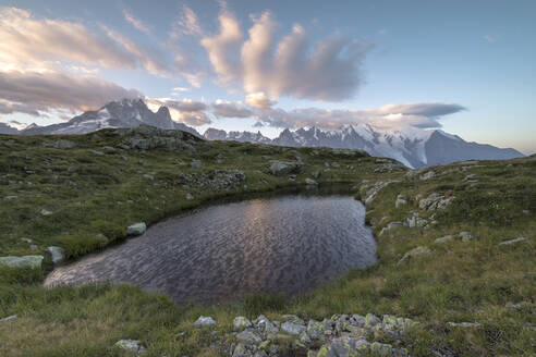 Sonnenaufgang auf dem Mont-Blanc-Massiv vom Lacs De Cheserys aus gesehen, Chamonix, Haute Savoie, Französische Alpen, Frankreich, Europa - RHPLF01816