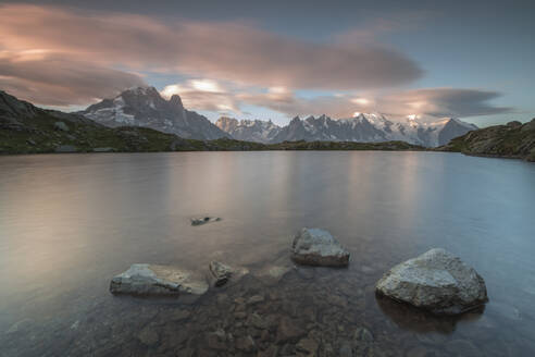 Rosafarbene Wolken bei Sonnenaufgang auf dem Mont-Blanc-Massiv vom Lacs De Cheserys aus gesehen, Chamonix, Haute Savoie, Französische Alpen, Frankreich, Europa - RHPLF01817