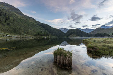 Sonnenaufgang am Cavloc-See, Malojapass, Bergell, Engadin, Kanton Graubünden, Schweiz, Europa - RHPLF01826