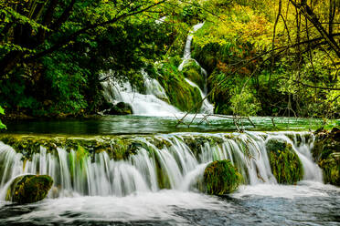 Wasserfall im Nationalpark Plitvicer Seen, UNESCO-Welterbe, Kroatien, Europa - RHPLF01830