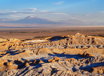 Valle de la Luna (Tal des Mondes) bei Sonnenuntergang, nahe San Pedro de Atacama, Blick von oben, Atacama-Wüste, Region Antofagasta, Chile, Südamerika - RHPLF01877