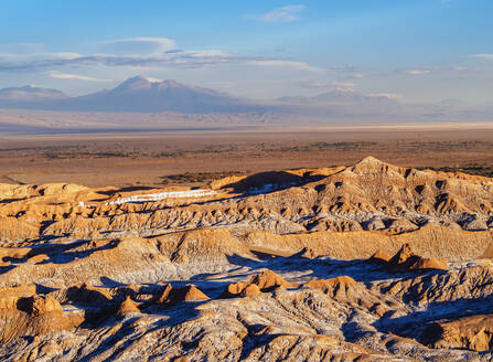 Valle de la Luna (Tal des Mondes) bei Sonnenuntergang, nahe San Pedro de Atacama, Blick von oben, Atacama-Wüste, Region Antofagasta, Chile, Südamerika - RHPLF01877