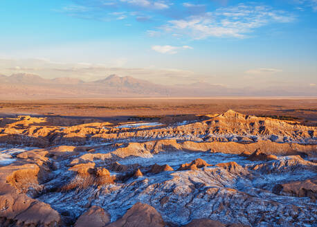 Valle de la Luna (Tal des Mondes) bei Sonnenuntergang, nahe San Pedro de Atacama, Blick von oben, Atacama-Wüste, Region Antofagasta, Chile, Südamerika - RHPLF01878