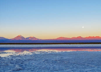 Laguna Baltinache bei Sonnenuntergang, Salar de Atacama, Region Antofagasta, Chile, Südamerika - RHPLF01885