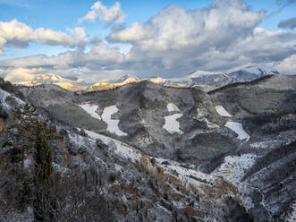 Apennin im Winter nach einem Schneesturm, Umbrien, Italien, Europa - RHPLF01909