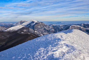 Sonnenaufgang auf dem Berg Catria vom Gipfel des Cucco im Winter, Apennin, Umbrien, Italien, Europa - RHPLF01913