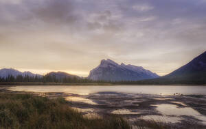 Sonnenaufgang über dem Vermilion Lake, Banff National Park, UNESCO Weltkulturerbe, Kanadische Rockies, Alberta, Kanada, Nordamerika - RHPLF01922
