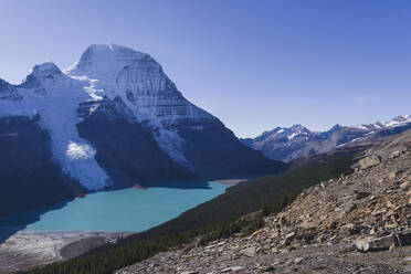 Der höchste Gipfel der kanadischen Rockies, Mount Robson, und der Berg Lake vom Mumm Basin Trail aus gesehen, UNESCO-Weltkulturerbe, kanadische Rockies, British Columbia, Kanada, Nordamerika - RHPLF01925