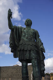 Julius-Cäsar-Statue im Bereich des Forums, Via dei Fori Imperiali, Rom, Latium, Italien, Europa - RHPLF01934