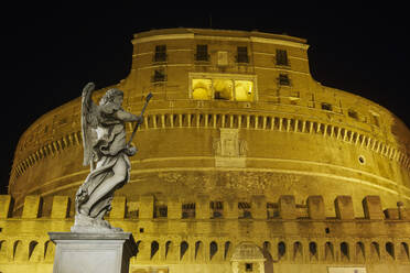 Fassade der Engelsburg bei Nacht mit Statue auf der Engelsbrücke, UNESCO-Weltkulturerbe, Rom, Latium, Italien, Europa - RHPLF01935