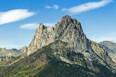 Der 2341 m hohe Kalksteingipfel Pena Foratata, ein großartiges Wahrzeichen im malerischen oberen Tena-Tal, Sallent de Gallego, Pyrenäen, Aragonien, Spanien, Europa - RHPLF01940