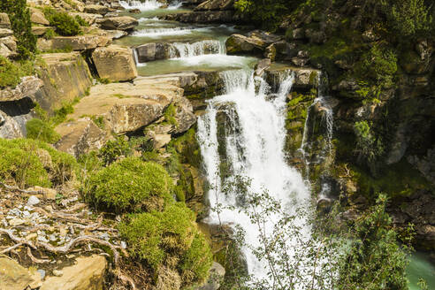 Stufen aus Kalksteinschichten bilden einen Wasserfall am Rio Arazas, oberes Ordesa-Tal, Ordesa-Nationalpark, Pyrenäen, Aragon, Spanien, Europa - RHPLF01951