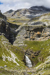 Wasserfall Cola de Caballo unterhalb des Monte Perdido am Ende des Ordesa-Tals, Ordesa-Nationalpark, Pyrenäen, Aragonien, Spanien, Europa - RHPLF01952