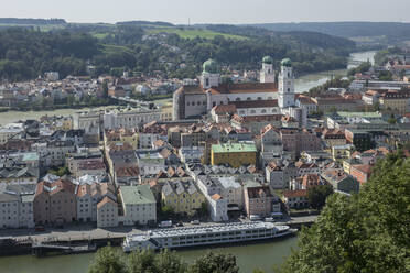 Luftaufnahme von Passau, mit der Donau im Vordergrund und dem Inn in der Ferne, Niederbayern, Deutschland, Europa - RHPLF01954