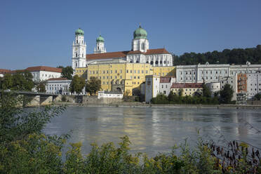 Dom St. Stephan und Inn, Passau, Niederbayern, Deutschland, Europa - RHPLF01956