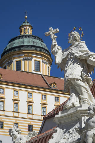 Johannes-Nepomuk-Statue und Stift, Melk, UNESCO-Welterbe, Niederösterreich, Österreich, Europa, lizenzfreies Stockfoto