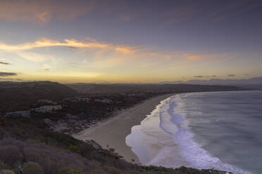 Robberg Nature Reserve und Plettenberg Bay bei Sonnenuntergang, Westkap, Südafrika, Afrika - RHPLF01970