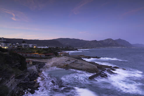 Hermanus bei Sonnenuntergang, Westkap, Südafrika, Afrika - RHPLF01976