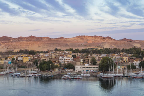 Blick auf den Nil und das nubische Dorf auf der Insel Elephantine, Assuan, Oberägypten, Ägypten, Nordafrika, Afrika - RHPLF01998