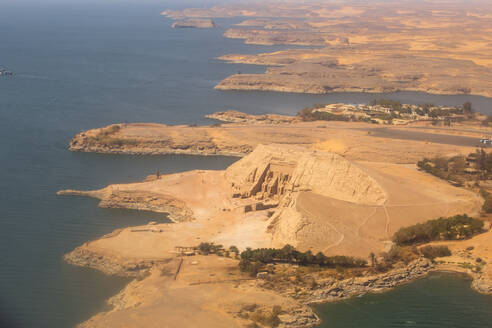 Luftaufnahme von Abu Simbel, UNESCO-Weltkulturerbe, und dem Nassersee, Ägypten, Nordafrika, Afrika - RHPLF02001