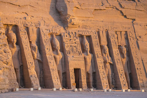 Der kleine Tempel, der Nefertari gewidmet und mit Statuen des Königs und der Königin geschmückt ist, Abu Simbel, UNESCO-Weltkulturerbe, Ägypten, Nordafrika, Afrika, lizenzfreies Stockfoto