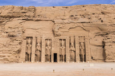 Der kleine Tempel, der Nefertari gewidmet und mit Statuen des Königs und der Königin geschmückt ist, Abu Simbel, UNESCO-Weltkulturerbe, Ägypten, Nordafrika, Afrika - RHPLF02010